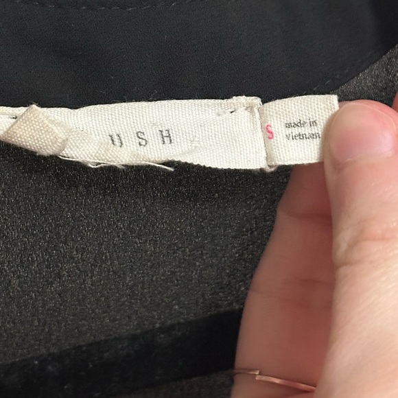 Lush Women’s Black Sheer V Neck Blouse Size Small Style T7131-001 - Picture 4 of 7